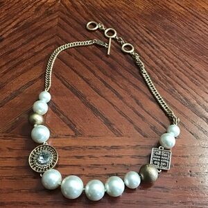 Elegant Gold and Pearl Necklace